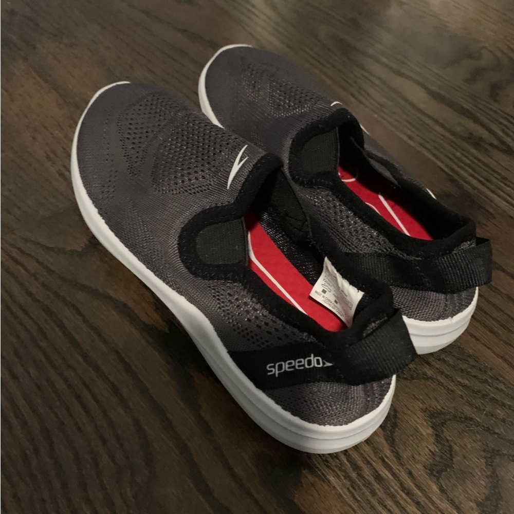 SPEEDO size 5 Water Shoes